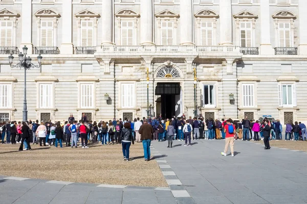 Велика Група Людей Туристів Спостерігали Зміною Охоронців Біля Королівського Палацу — стокове фото