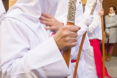 İspanya 'nın Madrid kentindeki Palm Sunday geçit töreninde Nazarenos de Nuestro Padre del Amor' un kardeşlik üyelerine yakın durun..