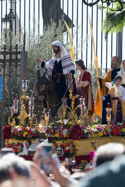 スペインのマドリードでの行列の間 パーム日曜日にイエス キリスト ボルキータの像を見る人々 — ストック写真