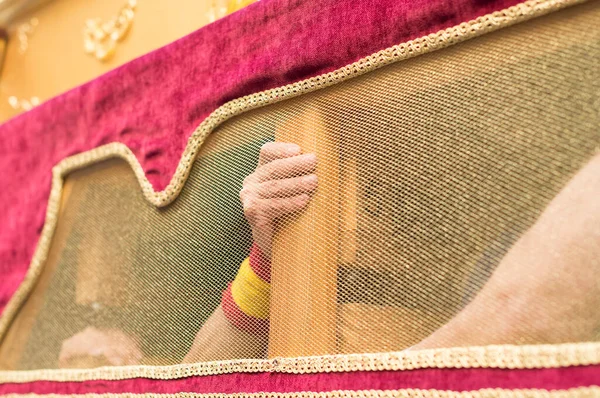 スペインのマドリードでの行列の間にパーム日曜日にイエス キリスト ボルキータの像を運ぶパレットベアラーの眺め — ストック写真
