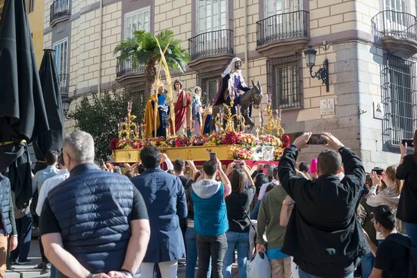 Άνθρωποι Κοιτάζοντας Άγαλμα Του Ιησού Χριστού Borriquita Την Κυριακή Palm — Φωτογραφία Αρχείου