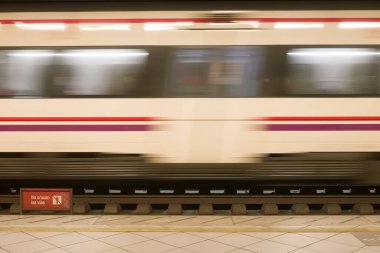 Madrid 'deki bir tren istasyonunda serkanias treninin at arabası görüntüsü bulanıklaşıyor..