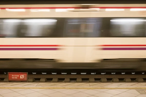 Madrid Deki Bir Tren Istasyonunda Serkanias Treninin Arabası Görüntüsü Bulanıklaşıyor — Stok fotoğraf