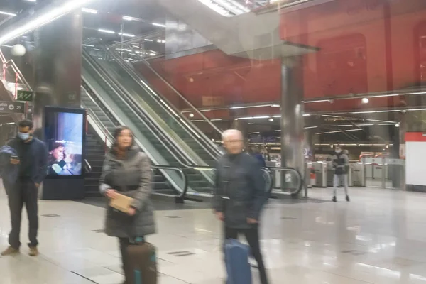 Расплывчатый Вид Людей Увиденных Поезда Которые Находятся Платформе Железнодорожного Вокзала — стоковое фото
