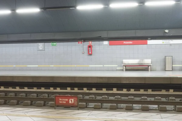 Şehir Tren Istasyonundaki Boş Bir Platformun Karanlık Manzarası — Stok fotoğraf