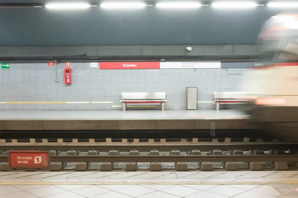 Madrid Boş Bir Platformla Fotoğrafın Sağına Bakan Bir Trenin Hareketi — Stok fotoğraf