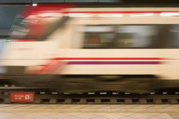 Rozmazaný Pohled Přední Část Vlaku Cercanias Vjíždějícího Železniční Stanice Madridu — Stock fotografie