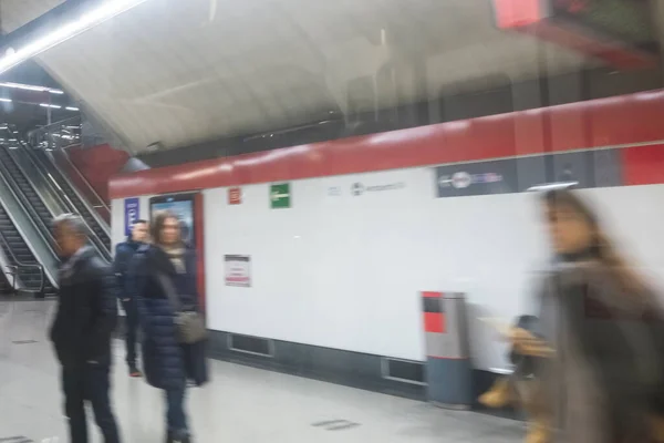 Madrid Deki Cercanias Tren Istasyonunun Peronunda Görülen Insanların Bulanık Bir — Stok fotoğraf