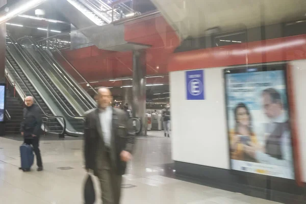 Madrid Deki Cercanias Tren Istasyonunun Platformunda Yürüyen Bir Adamın Görüntüsü — Stok fotoğraf