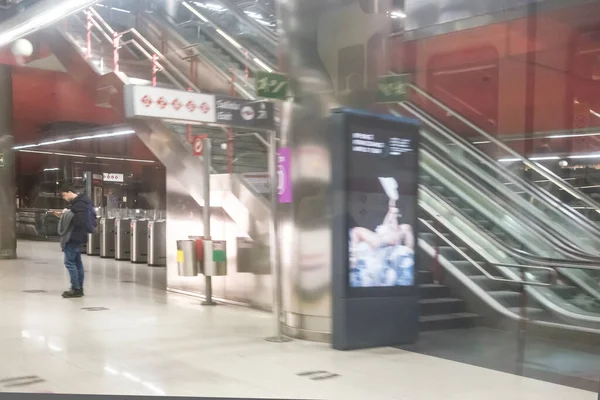 Una Vista Del Hombre Esperando Plataforma Leyendo Una Estación Tren — Foto de Stock