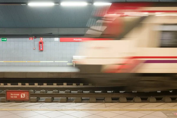 Karşıdaki Boş Platformla Fotoğrafın Sağ Tarafına Giren Trenin Bulanık Görüntüsü — Stok fotoğraf