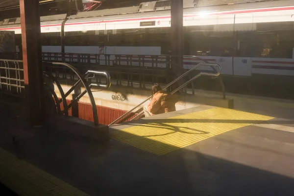 Вид Женщины Сидящей Нижних Ступеньках Железнодорожной Платформе Поездом Заднем Плане — стоковое фото