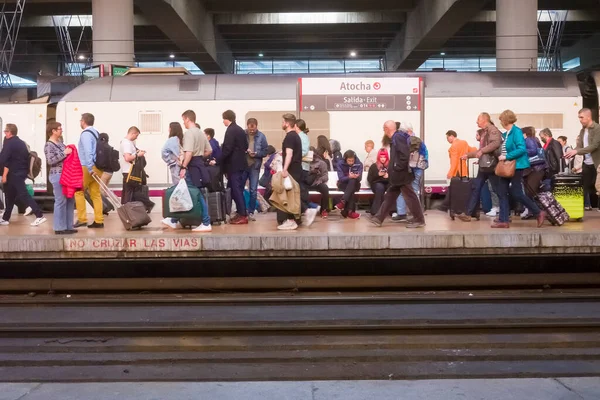 Utsikt Över Pendlare Som Går Längs Plattformen För Järnvägsstation Madrid — Stockfoto