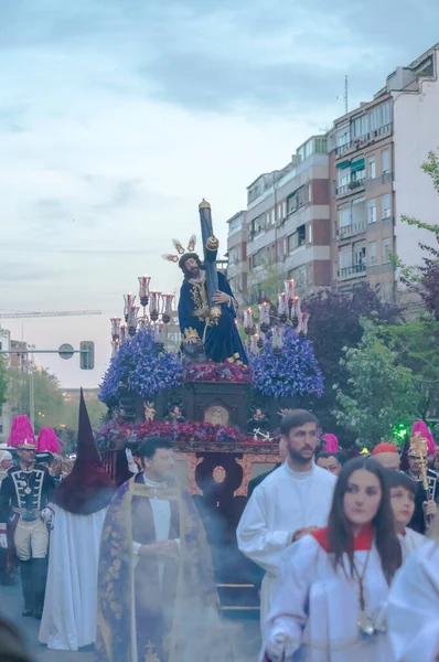 기사보기 스페인 마드리드 부활절 폭포에 그리스도의 행렬의 기둥이다 — 스톡 사진