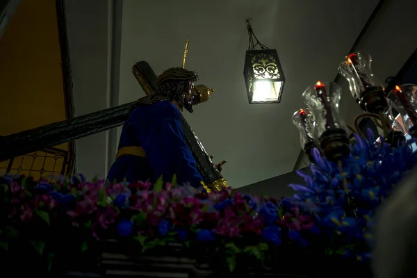 マドリードのイースター水曜日に教会の入り口にある3つの滝のキリスト像のシルエットビュー — ストック写真