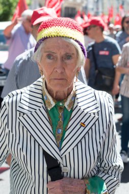 Madrid 'in merkezinde ve İspanya' nın diğer büyük kentlerinde CCOO ve UGT tarafından düzenlenen 1 Mayıs İşçi Bayramı gösterisine cumhuriyetçi bir destekçi ve halk katıldı. Sendika liderleri bugün işçileri çözmenin iki yolu olduğunu söyledi: