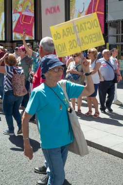 Madrid 'in merkezinde ve İspanya' nın diğer büyük şehirlerinde CCOO ve UGT tarafından düzenlenen 1 Mayıs İşçi Bayramı gösterisine insanlar katıldı. Sendika liderleri bugün işçileri çözmenin iki yolu olduğunu söylediler: bizimle pazarlık yapmak ya da... 