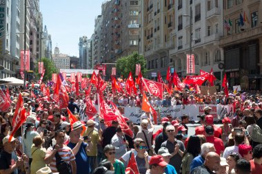 Madrid 'in merkezinde ve İspanya' nın diğer büyük şehirlerinde CCOO ve UGT tarafından düzenlenen 1 Mayıs İşçi Bayramı gösterisine insanlar katıldı. Sendika liderleri bugün işçileri çözmenin iki yolu olduğunu söylediler: bizimle pazarlık yapmak ya da... 
