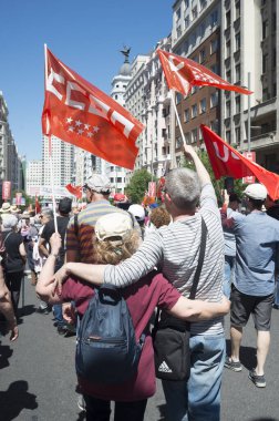 Madrid 'in merkezinde ve İspanya' nın diğer büyük şehirlerinde CCOO ve UGT tarafından düzenlenen 1 Mayıs İşçi Bayramı gösterisine insanlar katıldı. Sendika liderleri bugün işçileri çözmenin iki yolu olduğunu söylediler: bizimle pazarlık yapmak ya da... 