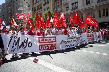 Madrid 'in merkezinde ve İspanya' nın diğer büyük şehirlerinde CCOO ve UGT tarafından düzenlenen 1 Mayıs İşçi Bayramı gösterisine insanlar katıldı. Sendika liderleri bugün işçileri çözmenin iki yolu olduğunu söylediler: bizimle pazarlık yapmak ya da... 