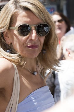 Yolanda Diaz Perez, ikinci Başbakan Yardımcısı. Madrid 'in merkezinde ve İspanya' nın diğer büyük şehirlerinde CCOO ve UGT tarafından düzenlenen 1 Mayıs İşçi Bayramı gösterisine insanlar katıldı.. 