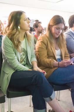 Irene Mara Montero Gil, Eşitlik Bakanı ve Alejandra Jacinto Uranga, 1 Mayıs 'ta İspanya' nın Madrid kentinde düzenlenen basın toplantısında.