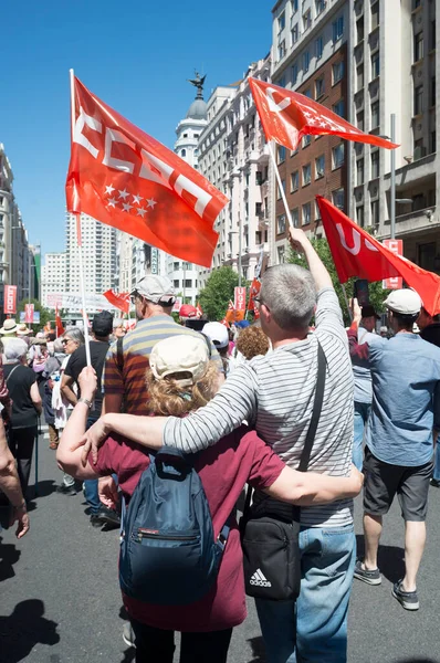 5月1日の労働者の日のデモには スペインのマドリード中心部やその他の主要都市でCcooとUgtが主催しました 労働者の窮状を解決するには二つの方法があると組合の指導者は語った — ストック写真