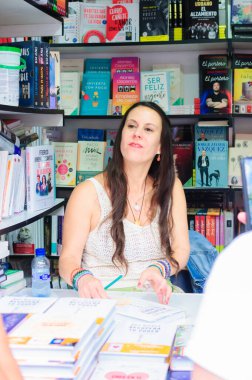 Yazar, Rut Nieves, Haziran 2023 'te Madrid Kitap Fuarı' nın 82..