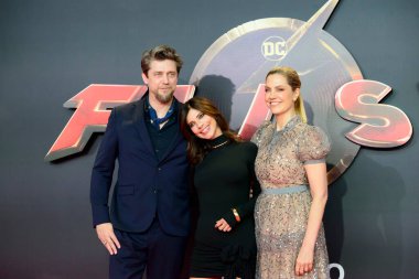 İspanyol aktris Maribel Verdu (C) Flash 'ın annesi Nora Allen' ı canlandıran Warner Brothers Picture 'ın galasına katılır. Ayrıca yapımcı Barbara Muschetti ve yönetmen Andy Muschietti de burada..