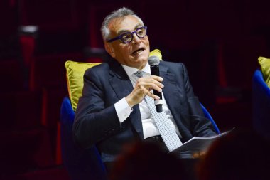 İtalya 'nın Madrid Büyükelçisi Giuseppe Buccino Grimaldi, İtalyan şarkıcı, dansçı ve aktris Raffaella Carra' nın Madrid 'deki yaşamına dayanan I Dance I Dance I Dance adlı müzikalin medya sunumuna katıldı..