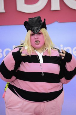 Etkilenen Esty Quesada, Gran Teatro Caixabank 'taki pembe halı etkinliği sırasında Madrid İspanya' da serinletici bir yer olan Barbie filminin ilk gösteriminde.