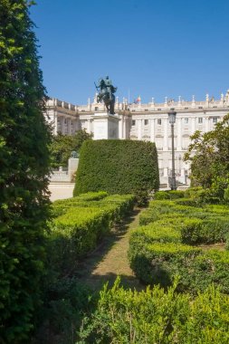 Madrid 'in tarihi merkezinde bulunan Plaza de Oriente Doğu Meydanı' ndan Kraliyet Sarayı 'nın manzarası, batıda Royal Place ve doğuda Madrid, İspanya' da bulunan Teatro Real Royal Theatre.. 