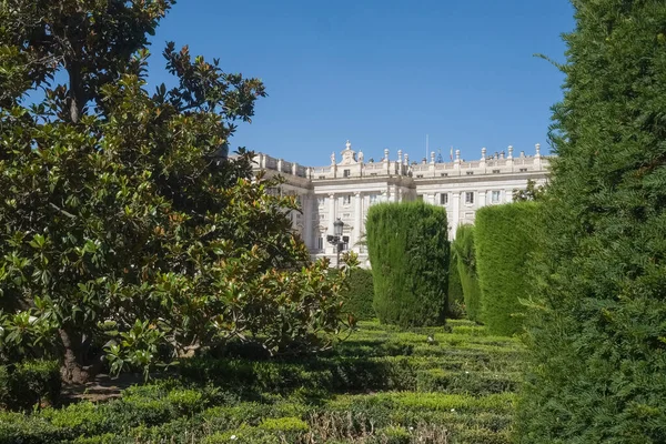 Madrid 'in tarihi merkezinde bulunan Plaza de Oriente Doğu Meydanı' ndan Kraliyet Sarayı 'nın manzarası, batıda Royal Place ve doğuda Madrid, İspanya' da bulunan Teatro Real Royal Theatre..  