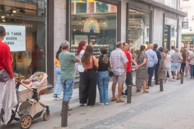 İspanyol Noel piyangosuna bilet almak için Dona Manolita Loto bürosunun önünde uzun bir kuyruk var, El Gordo, Madrid İspanya.