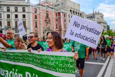 İspanya 'nın Madrid kentinde düzenlenen ve özel okulları desteklemek amacıyla devlet eğitim paralarının yağmalanmasına karşı düzenlenen Marea Verde gösterisinde ana pankartın önünü kapatın..