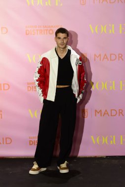 Alvaro Mel, İspanya 'nın 41. Madrid bölgesindeki Moda Bölgesi' nde Vogue Moda Gecesi 2023 'e katıldı. Madrid İspanya 21 Eylül 2023