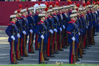Kralın muhafızları geçit töreninde. İspanya Kralı VI. Felipe, Kraliçe Letizia ve Prenses Leonor da dahil olmak üzere 4 bin 100 kişilik askeri geçit törenine İspanya 'da katıldı..