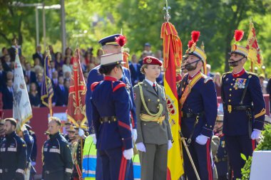 Prenses Leonor. İspanya Kralı VI. Felipe, Kraliçe Letizia ve Prenses Leonor da dahil olmak üzere 4 bin 100 kişilik askeri geçit törenine İspanya 'da katıldı..