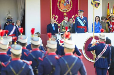 Madrid 'deki Ulusal Gün askeri geçidi sırasında Roayal Ailesi. İspanya Kralı VI. Felipe, Kraliçe Letizia ve Prenses Leonor da dahil olmak üzere 4 bin 100 kişilik askeri geçit törenine İspanya 'da katıldı..