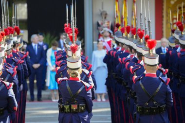 Kralın muhafızları geçit töreninde. İspanya Kralı VI. Felipe, Kraliçe Letizia ve Prenses Leonor da dahil olmak üzere 4 bin 100 kişilik askeri geçit törenine İspanya 'da katıldı..