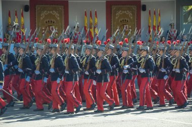 Madrid 'de düzenlenen Ulusal Gün askeri geçit törenine siyah tunik ve kırmızı pantolon giyen askerler, Kral VI. Felipe, Kraliçe Letizia ve Prenses Leonor da dahil olmak üzere yaklaşık 4 bin 100 asker katıldı.