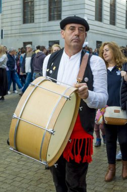Koyun ve keçi transhumance festivalinin (Fiesta de la Trashumancia) 30. yılında bir davulcu, kış aylarında bölgenin alçak otlaklarına giderken Madrid şehir merkezinden geçti. Madrid İspanya 22 Ekim 2023