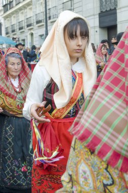 30. Koyun ve Keçi Transhumance Festivali (Fiesta de la Trashumancia) sırasında kastanet çalan geleneksel kır kostümü giymiş bir kadın, şarap için bölgenin alçak otlaklarına giderken Madrid şehir merkezinden geçti.