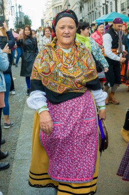30. Koyun ve Keçi Transhumance Festivali (Fiesta de la Trashumancia) sırasında geleneksel kır kostümü giyen bir kadın, kış aylarında bölgenin alçak otlaklarına giderken Madrid şehir merkezinden geçti. Madrid S