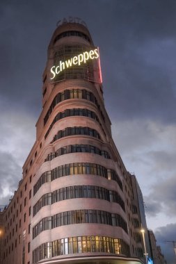Yapımcı Carrion 'daki Schweppes reklamına bakıyorum. İspanya' nın başkenti Gran Via Madrid 'de.