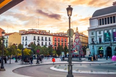 Plaza de Isabel II, Opera, gecenin erken saatlerinde siluet içinde günbatımı bulutları ile mavi gökyüzü Madrid İspanya.