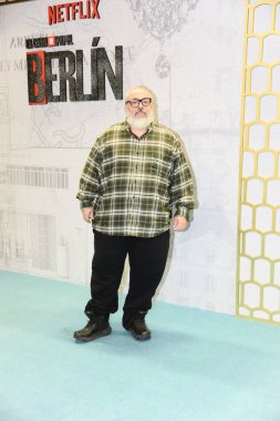 Alex de la Iglesia Netflix serisi Berln 'in 28 Kasım 2023 tarihli galasından önce medyaya poz verdi.
