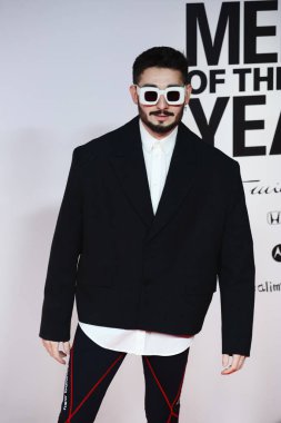 Jau Fornes, Pabellon Satelite Casa de Campo, Madrid 'de verilen 2023 GQ Yılın Erkekleri Ödülü sırasında medyaya poz veriyor..