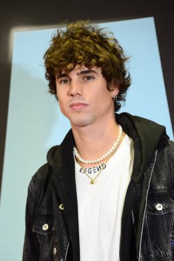 Mike Fajardo, IFEMA Madrid 'de 12 Aralık 2023 tarihinde düzenlenen Pixar Dünyaları (Mundo Pixar) prömiyeri sırasında medyaya poz verdi.