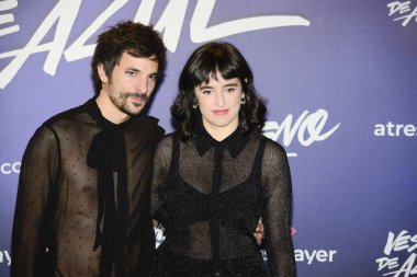 Mikel Rueda ve Claudia Costafreda, 19 Aralık 2023 'te Madrid İspanya' da Cine Callao 'da Atresplayer tarafından Mavi Giyinen Vestidas de Azul dizisinin prömiyeri sırasında poz verdiler.